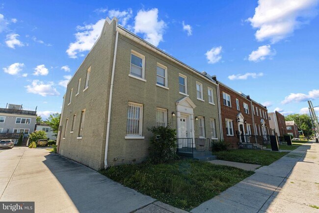 Building Photo - 217 19th St NE