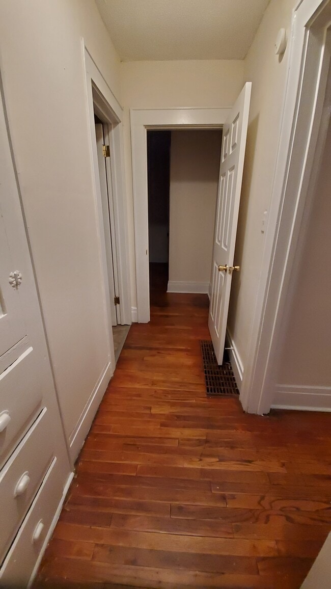 Building Photo - 206 Hall Ave