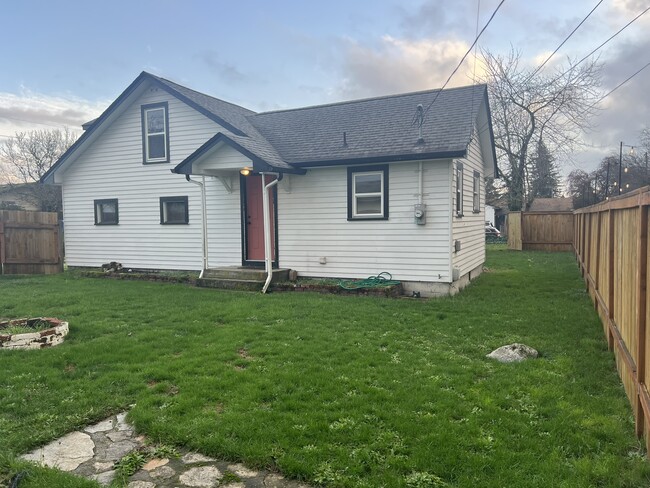 Building Photo - 929 E 57th St