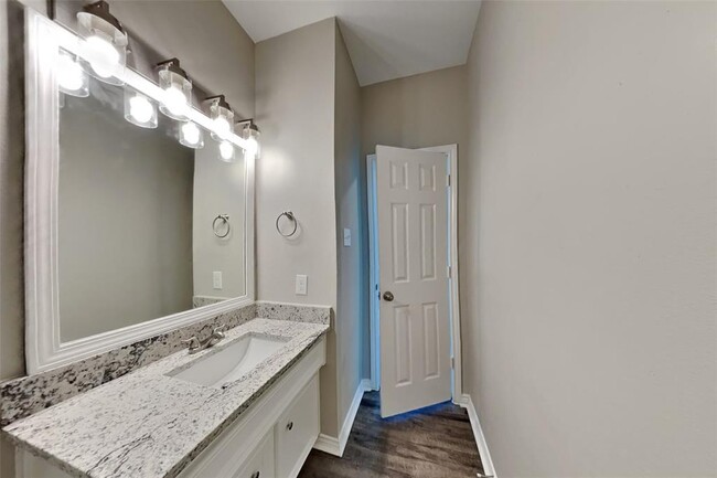 Building Photo - 2727 Lakecrest Way Dr