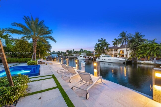 Building Photo - 440 Mola Ave