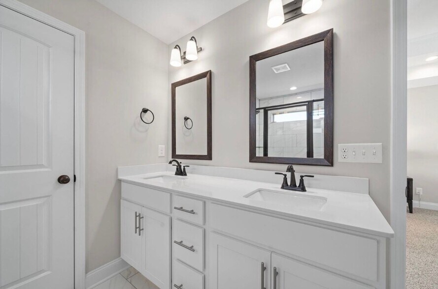 Building Photo - 718 Banister Dr