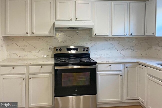 Building Photo - 857 Street Rd