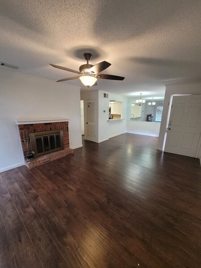 Building Photo - 1 bed 1 bath unit at Sagewood Condominums
