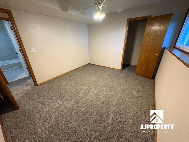 Building Photo - 2208 S Larch Ave