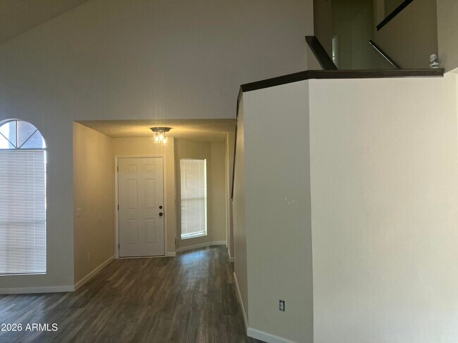 Building Photo - 530 E Kerry Ln