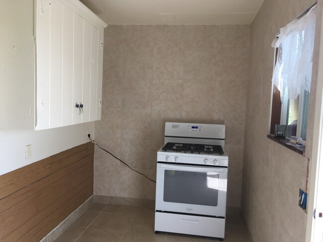 Building Photo - 3700 Linda Vista Dr