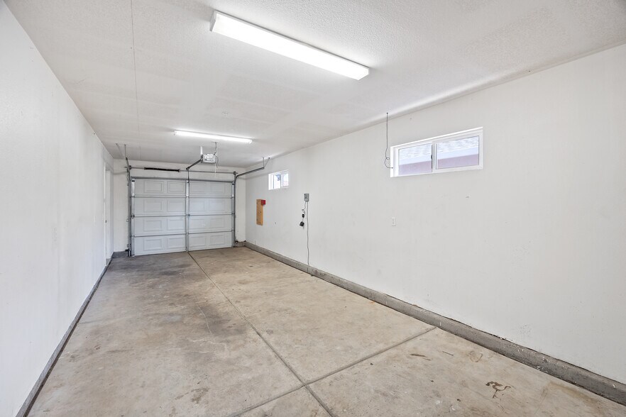 Building Photo - 3910 San Carlos Way