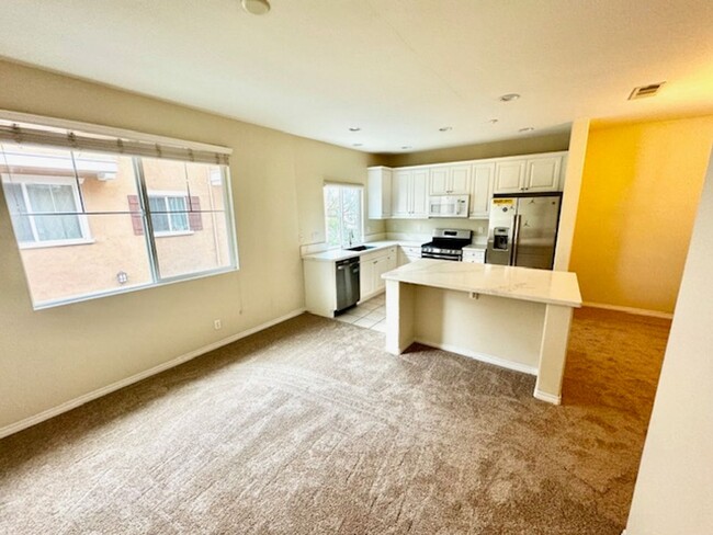 Building Photo - Three Story Condo for Rent Near Old Town T...