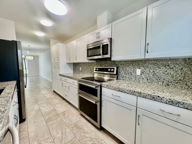 Building Photo - AVAILABLE NOW! 2 Bedroom / 2 Bathroom Cond...