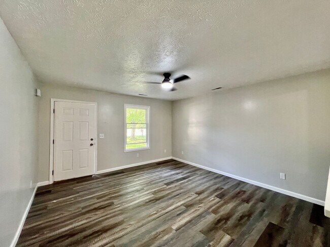 Building Photo - Renovated  3 bedrooms 1 full bath