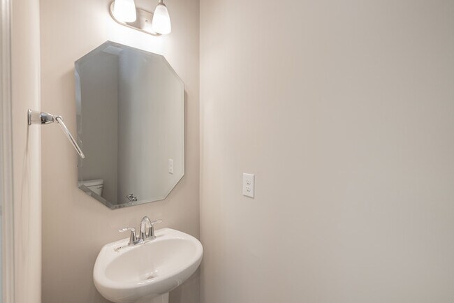 Building Photo - BEAUTIFUL 3BD/2.5BTH Townhome - MALLARD CREEK