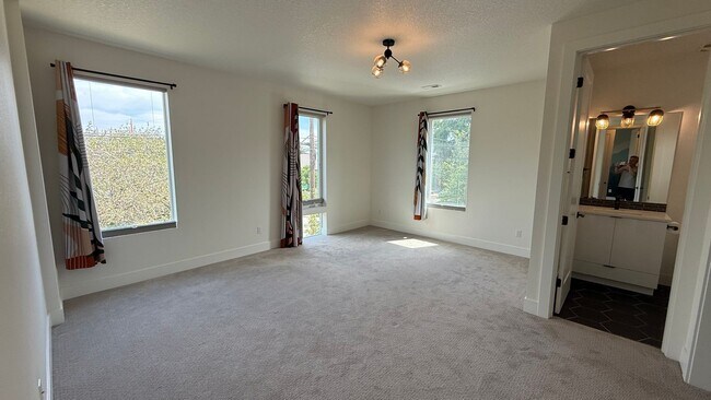 Building Photo - $900 move in bonus! Stunning & Spacious 2-...