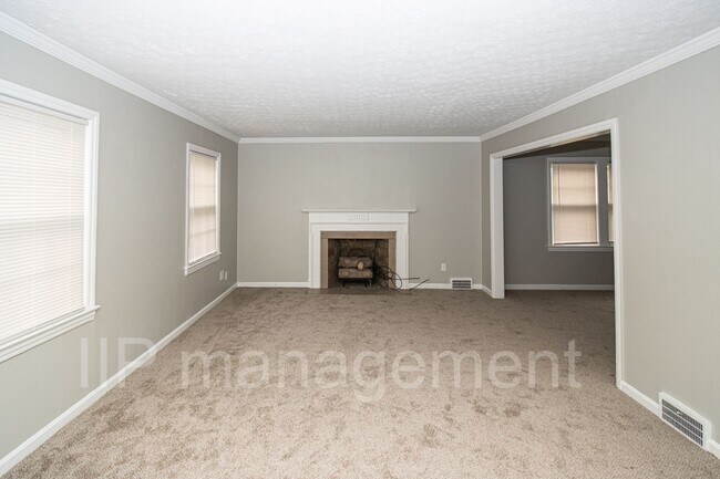 Building Photo - University Heights 4bed gorgeous 2nd Floor...