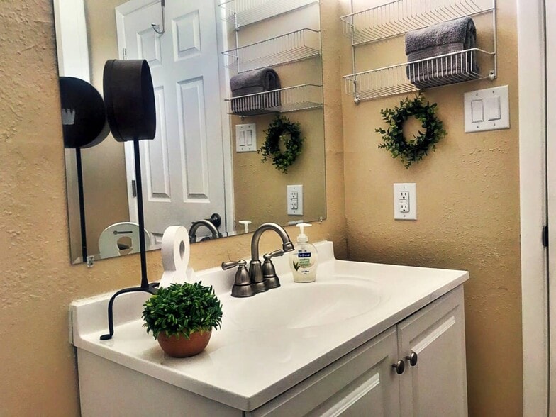 Building Photo - 13016 Constitution Ave NE