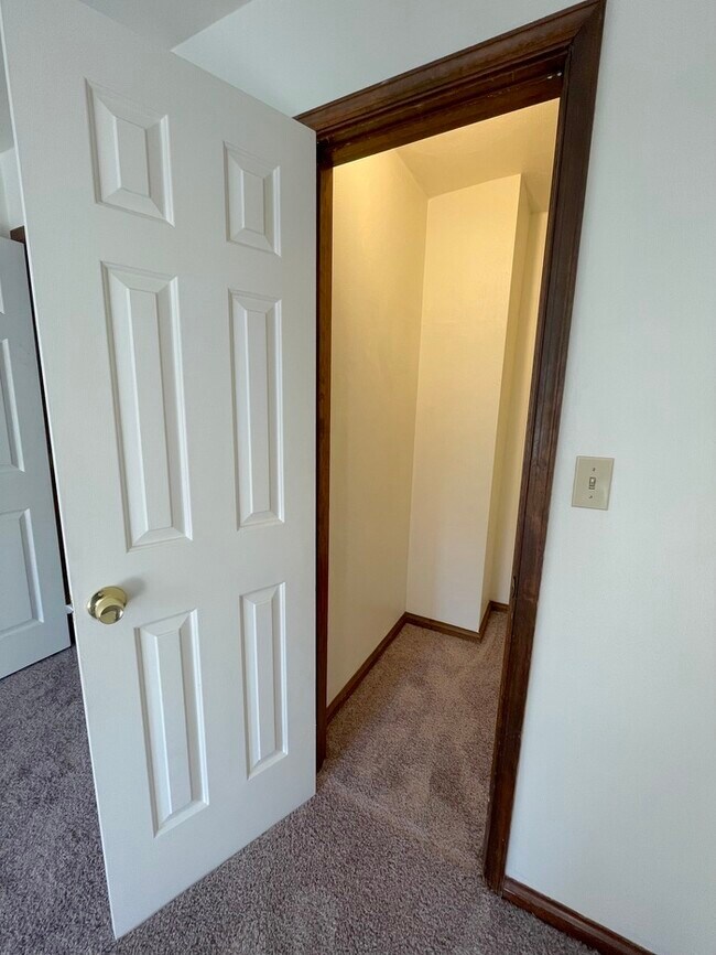 Building Photo - Charming 3-Bedroom, 1.5-Bathroom Townhome ...