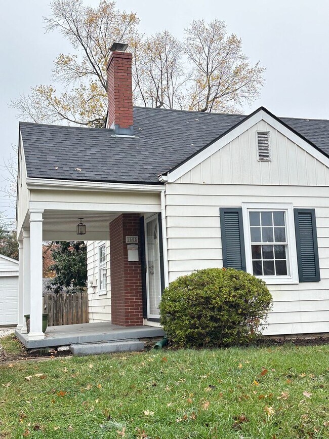 Building Photo - Charming 2-Bedroom Cottage-Style Home!