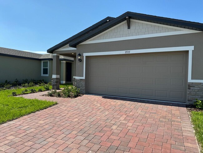 Building Photo - 3 Bedroom 2 Bath with Double Car Garage in Poinciana!
