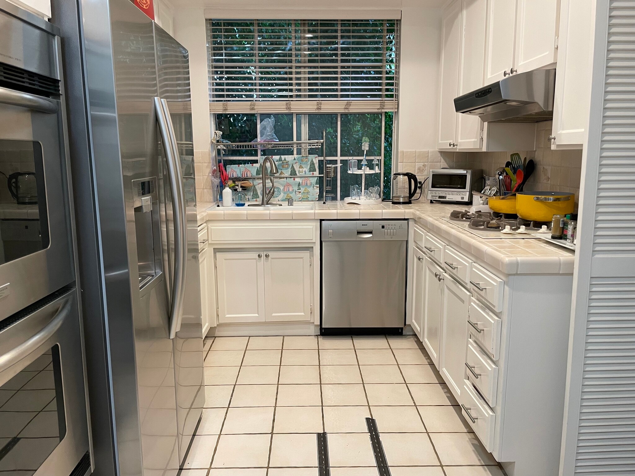 Kitchen - 1375 Kelton Ave