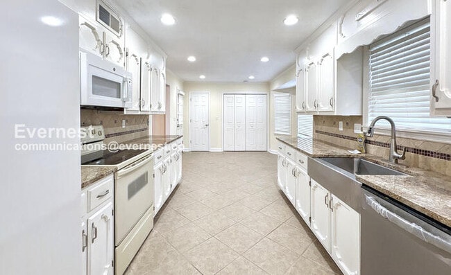 Building Photo - 3 Bed/2 Bath Home with Fenced Yard & Garage / Available Now!