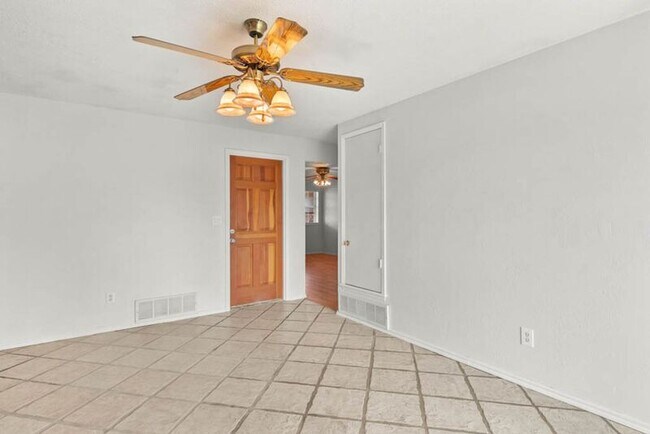 Building Photo - 220 E Beech Ave