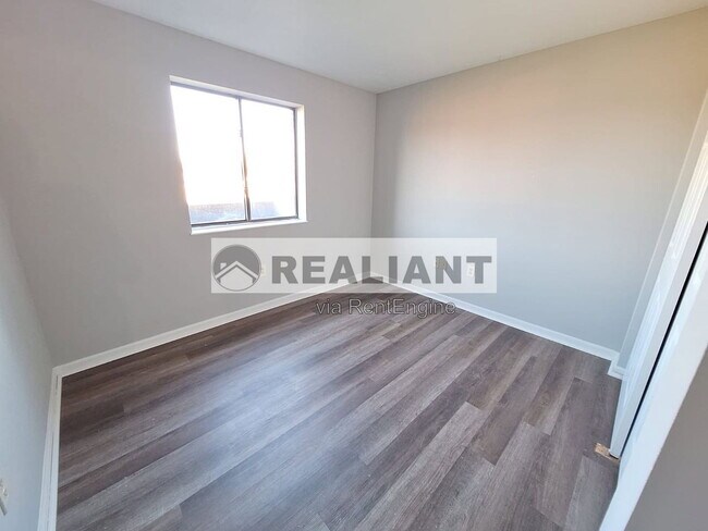 Building Photo - 904 Amhurst Dr