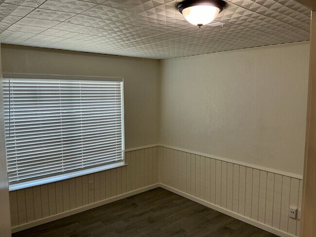 Building Photo - 4/2 with Premium Finishes & Great Backyard