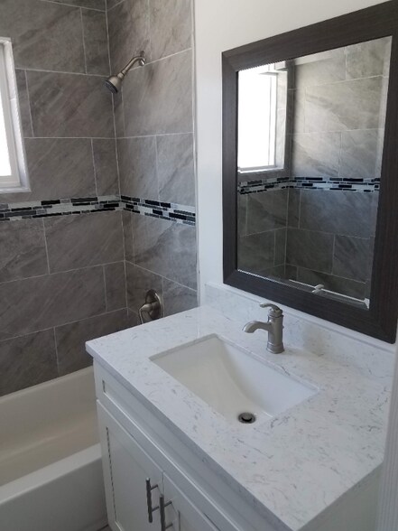 Building Photo - 1068 W 12th St