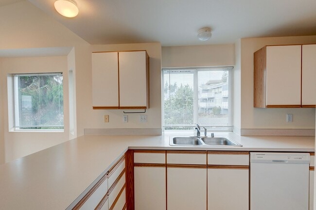 Building Photo - 2 Bed 2 Bath Point Of View Condo