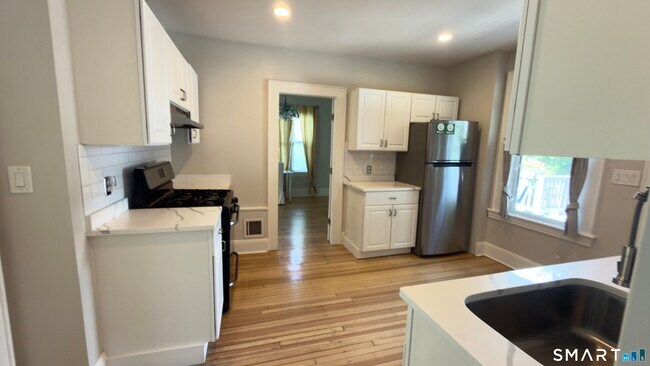 Building Photo - 324 Villa Ave