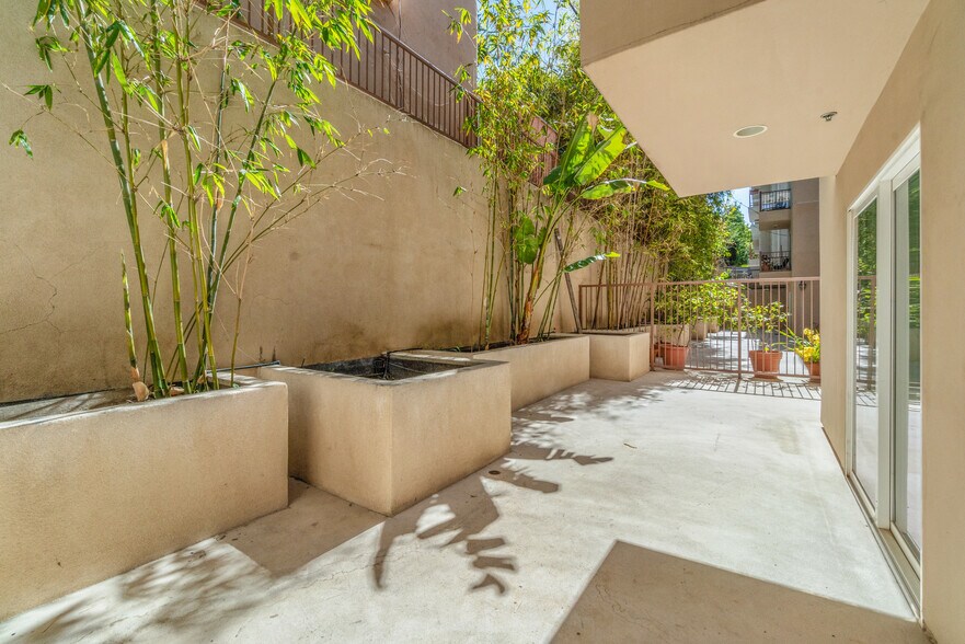 Building Photo - 10390 LA GRANGE Ave
