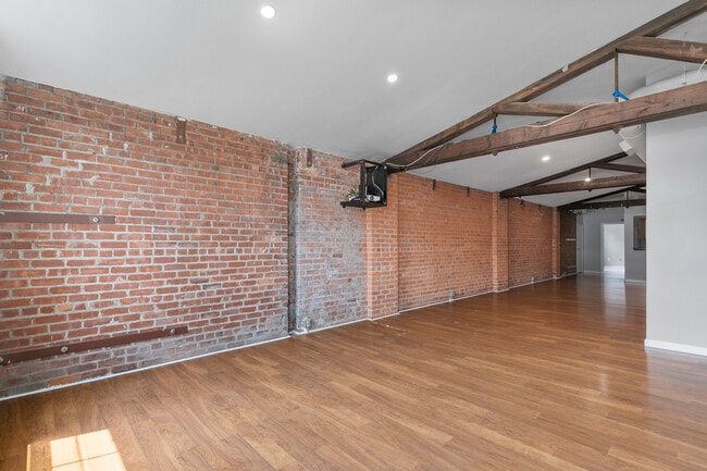 Building Photo - 196 Crown St