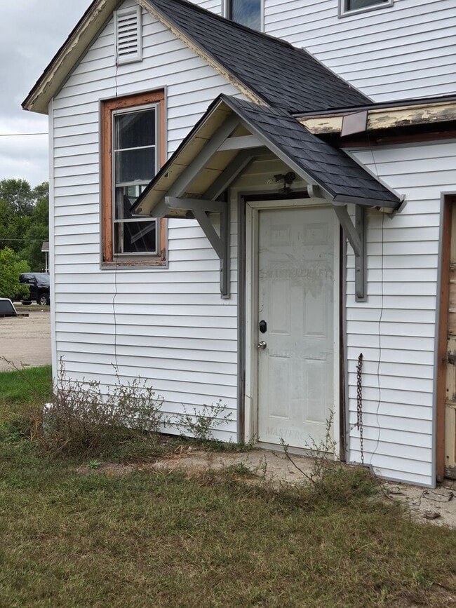 Building Photo - Freshly Updated 4 Bedroom 1 Bath Single Family Home in Marinette