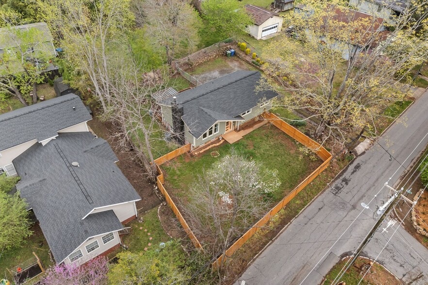 Building Photo - 917 W Chapel Rd