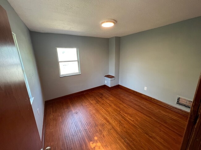 Building Photo - 2527 Sutton Ave