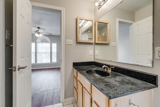 Building Photo - 1 Bedroom, 1 Bath Available Now!