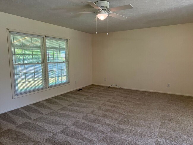 Building Photo - 3 Bedroom 2 Bathroom