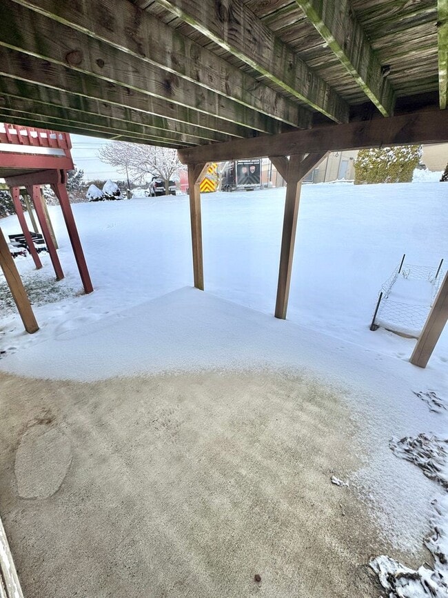 Building Photo - THREE BEDROOM TOWNHOUSE