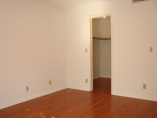 Building Photo - Downstairs Condo, laminate floors, granite...