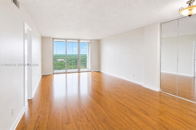 Building Photo - 250 Jacaranda Dr