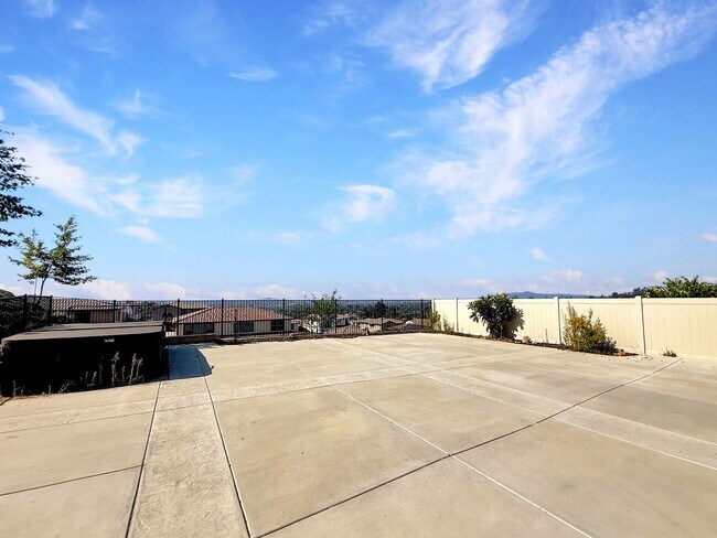 Building Photo - Beautiful 5B/4.5BA Home in Escondido Now A...