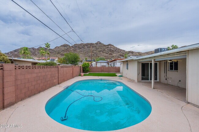 Building Photo - 1320 E Orchid Ln