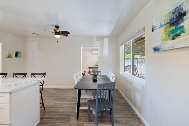 Building Photo - 945 Kingfisher Dr