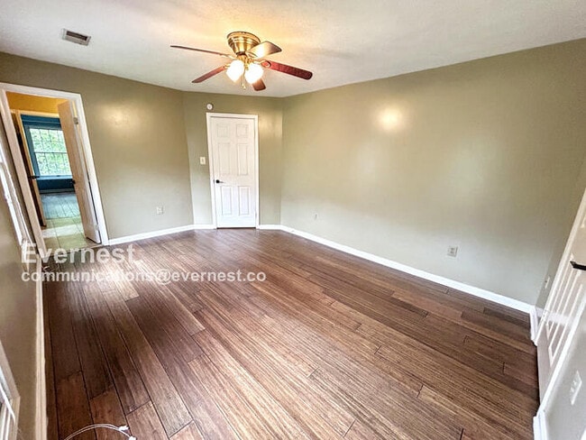 Building Photo - 3059 Southampton Dr