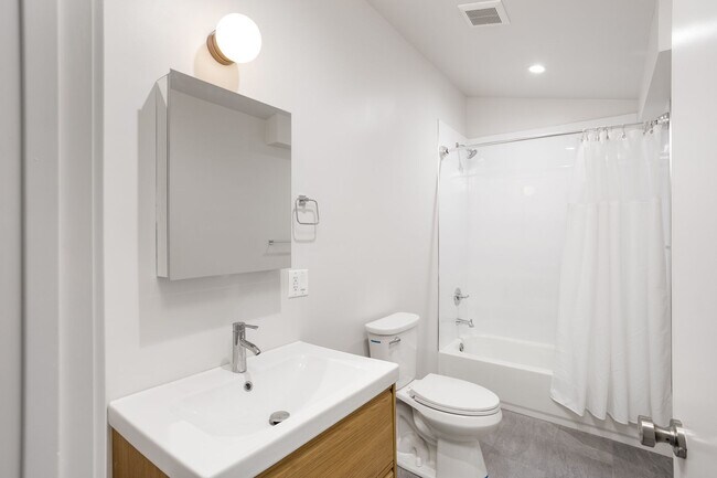 Building Photo - 126 1/2 Franklin Ct