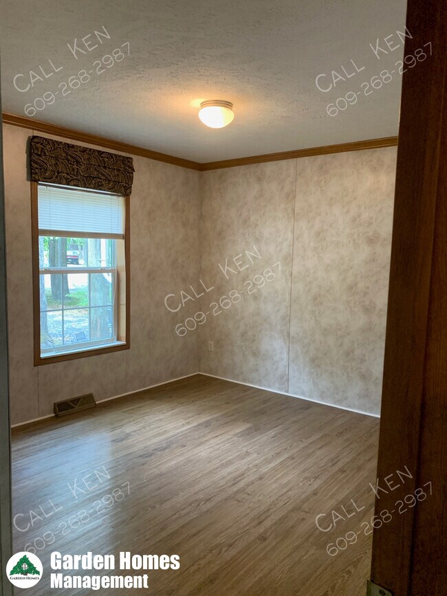 Building Photo - 4 Oak Dr