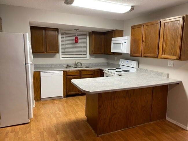 Building Photo - 2 Bedroom, 1 Bath, 1 Car Garage, Appliance...