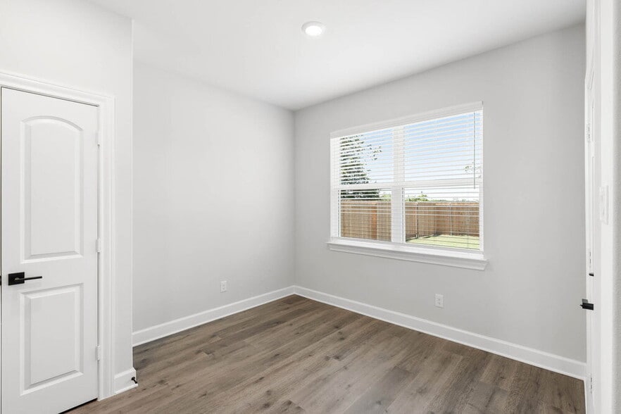 Building Photo - 232 Live Oak Ln