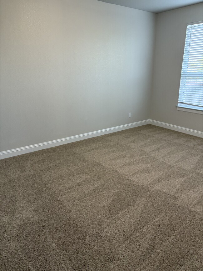 Building Photo - 105 Stone Cyn Dr