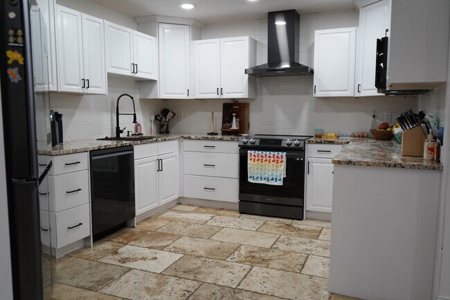 Building Photo - 7131 Oakmont Dr